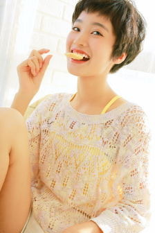 摸进她内裤里疯狂揉她的桃子视频